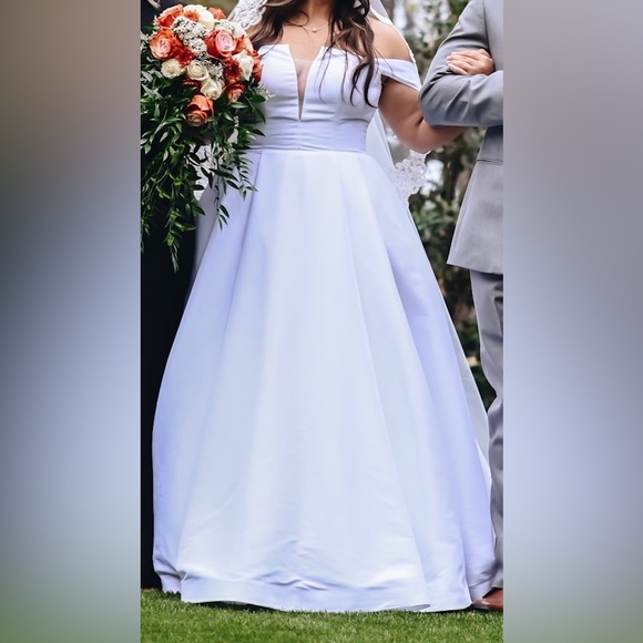 Astrid and Mercedes white satin wedding dress - Picture 6 of 8